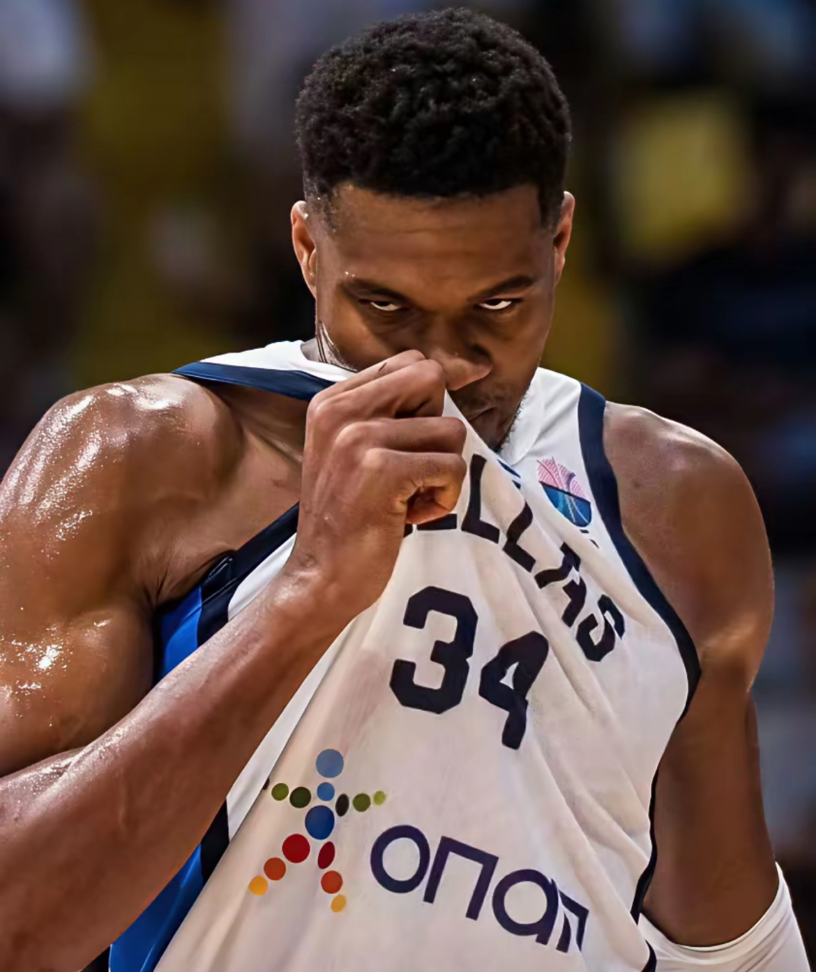  皇家马德里围绕全明星赛队长鼓劲字母哥连续二十场比赛得分超过大比分领先，山东男篮围绕欧冠单刀错失瞬间刷屏